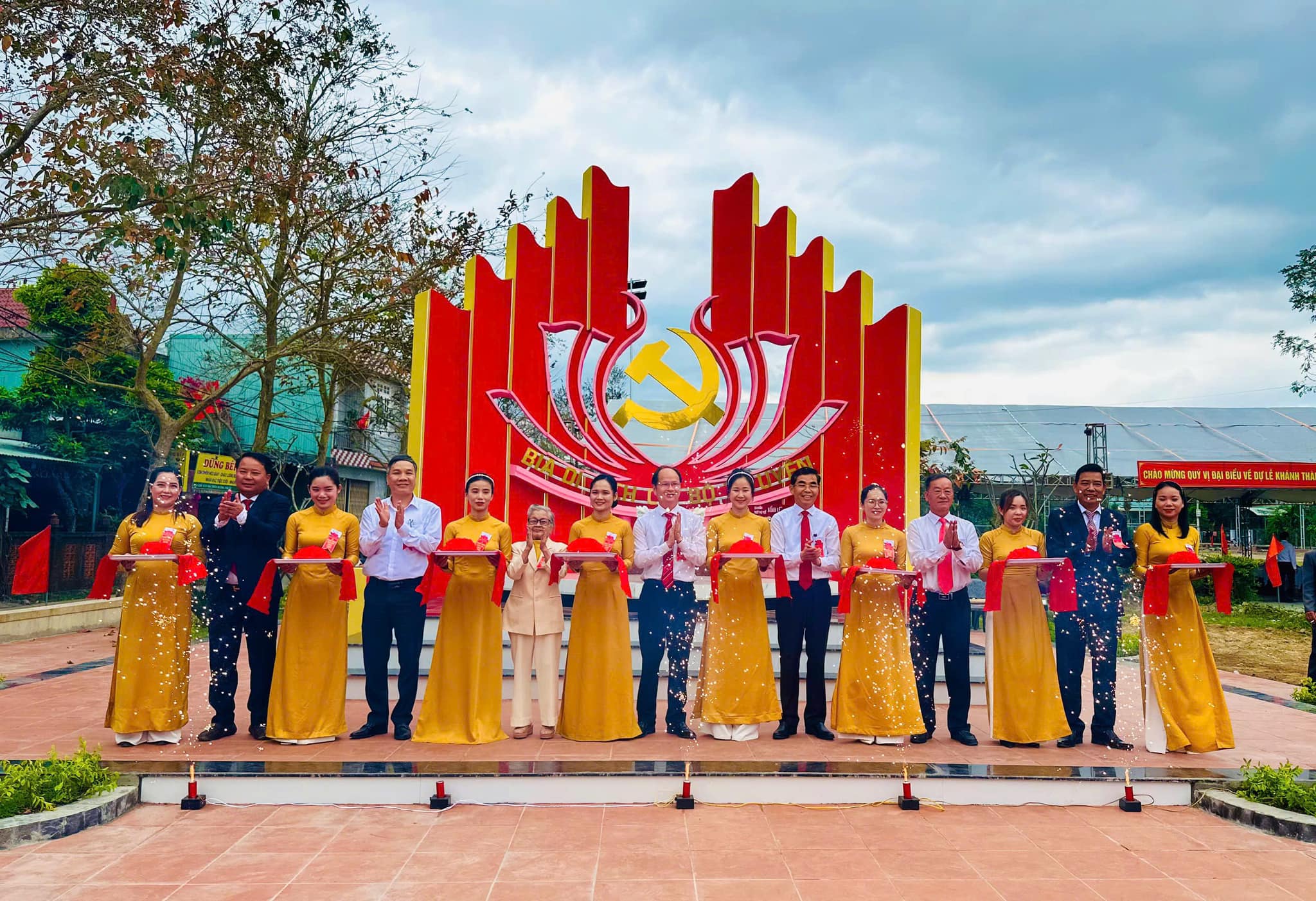 Bia di tích chi bộ Tạ Uyên